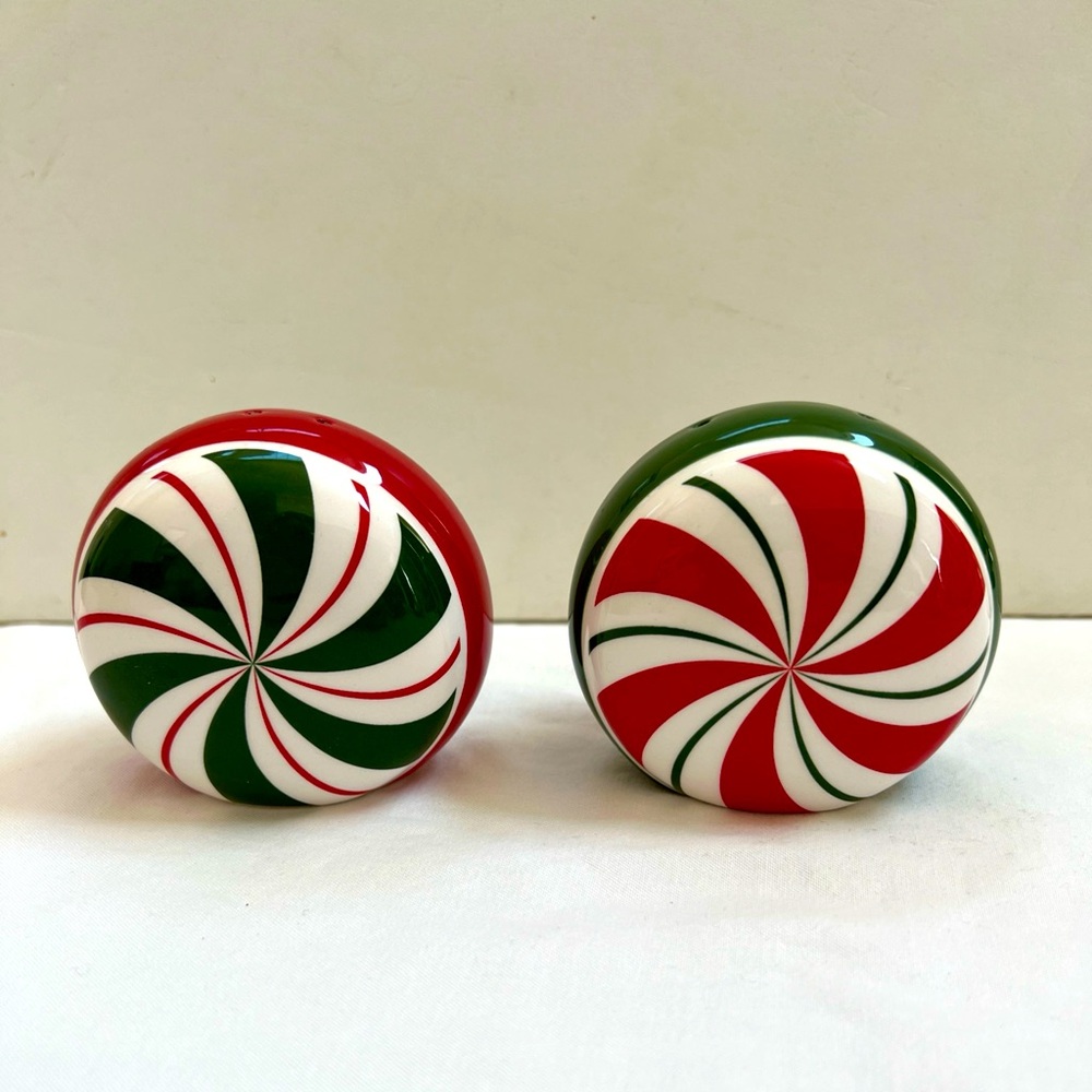 Christmas Salt and Pepper Shakers (2) Pier 1 (P1) Vintage Red Green Round Swirl